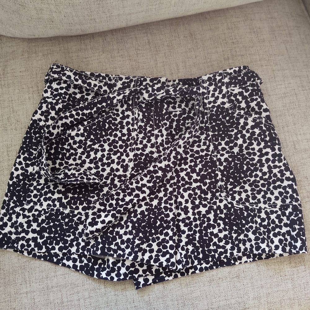 New without tags Ann Taylor Loft size 2 shorts with self belt